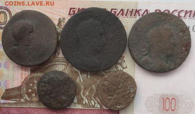 Восемь уставших античных медных монет - 5