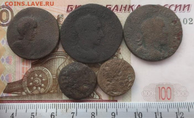 Восемь уставших античных медных монет - 1