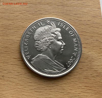 Крона Шайба Остров Мэн 1 крона 2007 100 лет Мотогонкам - krona_shajba_ostrov_men_1_krona_2007_100_let_motogonkam_tourist_trophy_motocikl_edet_vpravo_sport (1)
