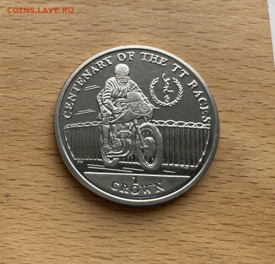 Крона Шайба Остров Мэн 1 крона 2007 100 лет Мотогонкам - krona_shajba_ostrov_men_1_krona_2007_100_let_motogonkam_tourist_trophy_motocikl_edet_vpravo_sport