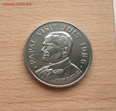 Карибы Сент-Люсия 5$ долларов 1986 Папа Римский Крона Шайба - kariby_sent_ljusija_5_dollarov_1986_sent_ljusija_santa_ljuchija_papa_rimskij_krona_shajba