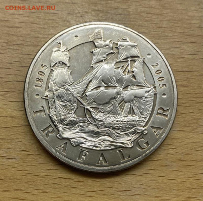 Великобритания 5 фунтов 2005 200 лет Трафальгарской битве - krona_shajba_velikobritanija_5_funtov_2005_200_let_trafalgarskoj_bitve_korabl_parusnik_flot