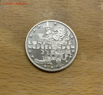 Нидерланды 2½ ЭКЮ 1994 85 лет Королевы-матери - niderlandy_2_ekju_2_5_1994_85_let_so_dnja_rozhdenija_korolevy_materi (1)