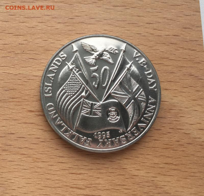 Шайба Фолклендские острова 50 пенсов 1995 Вторая Мировая - krona_shajba_folklendskie_ostrova_50_pensov_1995_okonchanie_vtoroj_mirovoj_folklendy_flagi