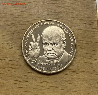 Крона Остров Мэн 5 фунтов 1995 50 лет окончанию Второй миров - krona_shajba_ostrov_men_5_funtov_1995_50_let_okonchaniju_vtoroj_mirovoj_vojny_uinston_cherchill
