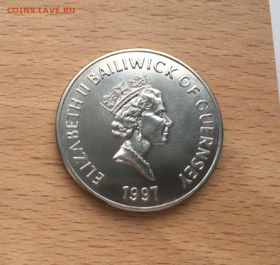 Крона Шайба Гернси 5 фунтов 1997 50 лет свадьбе Королевы - krona_shajba_gernsi_5_funtov_1997_50_let_svadbe_korolevy_elizavety_ii_i_princa_filippa_unc (1)