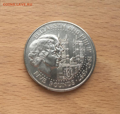 Крона Шайба Гернси 5 фунтов 1997 50 лет свадьбе Королевы - krona_shajba_gernsi_5_funtov_1997_50_let_svadbe_korolevy_elizavety_ii_i_princa_filippa_unc