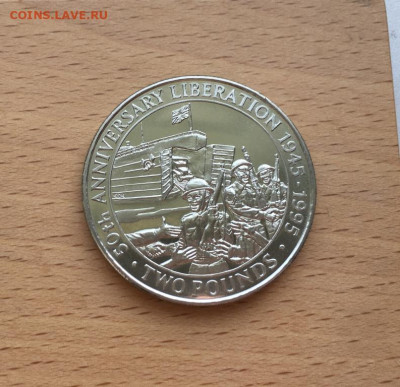 Шайба Гернси 2 фунта 1995 50 лет освобождению Вторая мировая - krona_shajba_gernsi_2_funta_1995_50_let_osvobozhdeniju_vtoraja_mirovaja_vojna_soldaty