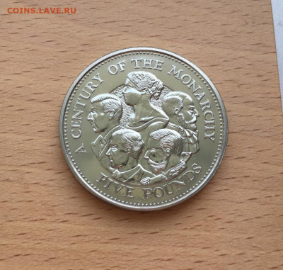 Крона Шайба Гернси 5 фунтов 2000 Столетие Монархии Век монар - krona_shajba_gernsi_5_funtov_2000_stoletie_monarkhii_vek_monarkhi_koroli