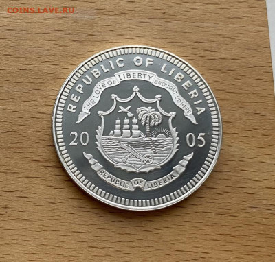 Либерия 10$ долларов 2005 Чемпионат мира футбол Аргентина - krona_shajba_liberija_10_dollarov_2005_chempionat_mira_po_futbolu_2006_argentina_serebrenie_sport (1)