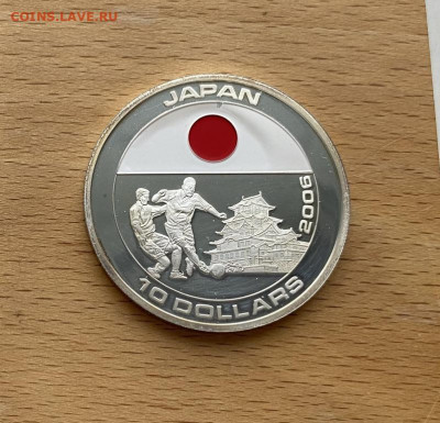 Либерия 10$ долларов 2005 Чемпионат мира футбол Япония - krona_shajba_liberija_10_dollarov_2005_chempionat_mira_po_futbolu_2006_japonija_serebrenie_otkhodit_emal