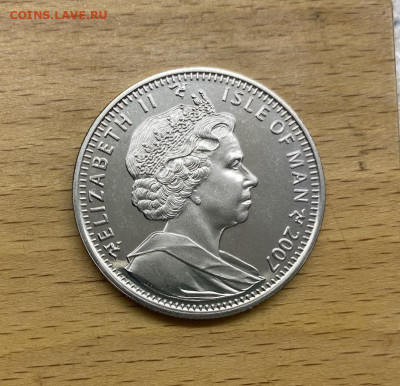 Шайба Остров Мэн 1 крона 2007 100 лет Мотогонкам Tourist - krona_shajba_ostrov_men_1_krona_2007_100_let_motogonkam_tourist_trophy_motocikl_edet_vpravo_sport (1)