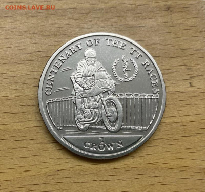 Шайба Остров Мэн 1 крона 2007 100 лет Мотогонкам Tourist - krona_shajba_ostrov_men_1_krona_2007_100_let_motogonkam_tourist_trophy_motocikl_edet_vpravo_sport