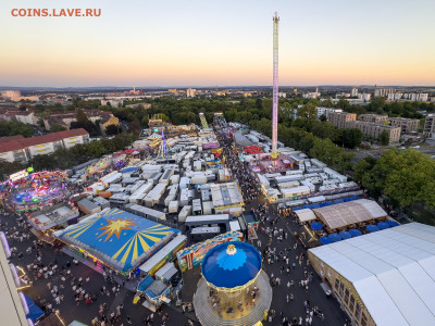 Нотгельды Германии. Обзорная тема. - Вид на территорию фестиваля Schweinfurt Volksfest 2025 фото Хурк87