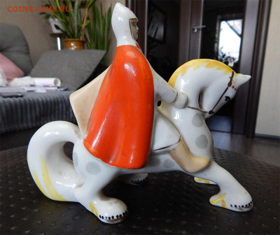 Фарфоровая статуэтка Красный витязь - 1