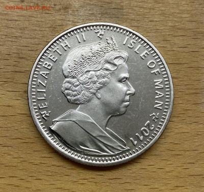 Шайба Остров Мэн 1 крона 2011 Королева Елизавета II и Принц - IMG_3682.JPG